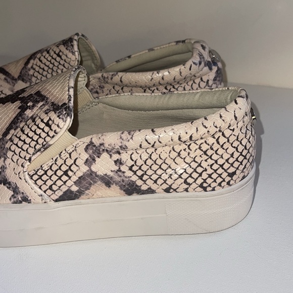 NWT STEVE MADDEN GILLS SLIP ON SNAKE SKIN PRINT SZ 9M SNEAKERS DISPLAY PAIR - Picture 9 of 12